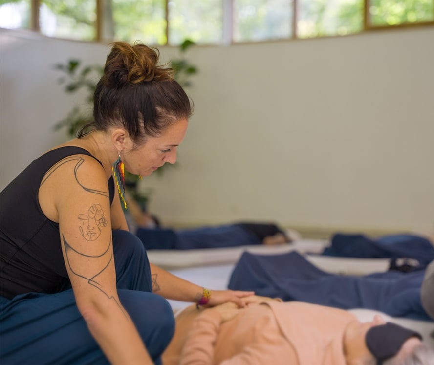 Psychedelische Begleitung in einem Retreatsetting